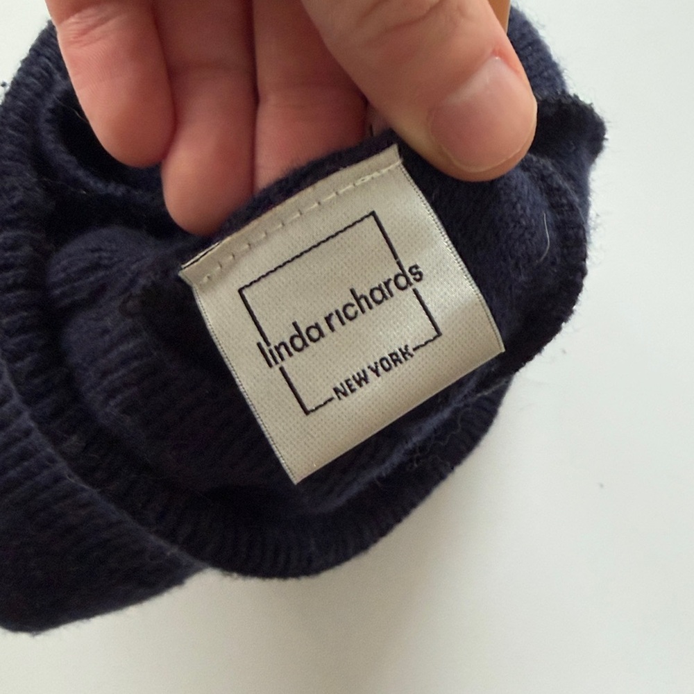 LINDA RICHARDS Navy & White Ski Beanie with Genuine Fur Pom-Pom LIKE NEW - Picture 2 of 4